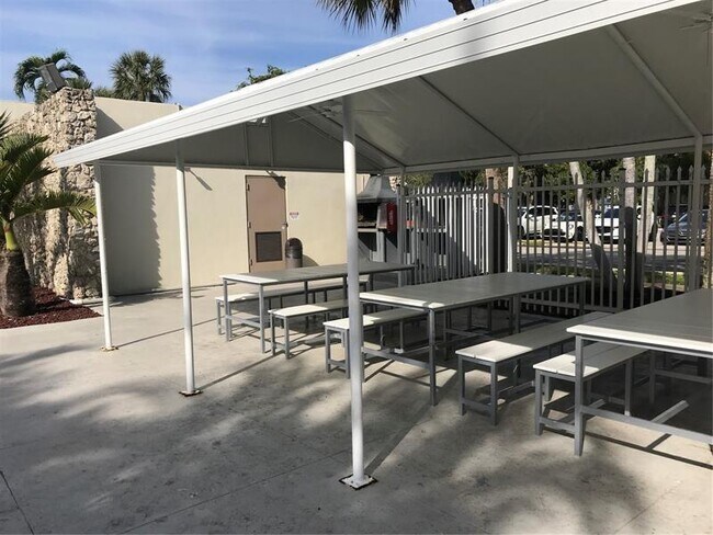 Building Photo - 20350 W Country Club Dr