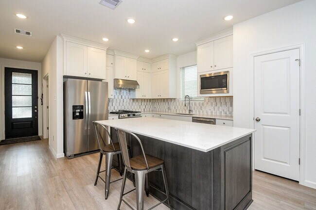 Building Photo - 28722 Mount Bonnell Dr