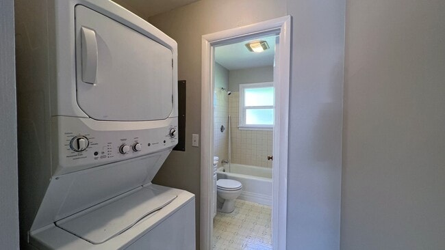 Building Photo - 32143La