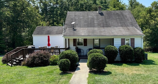 Building Photo - Quaint Country Cottage On Large Lot Near D...