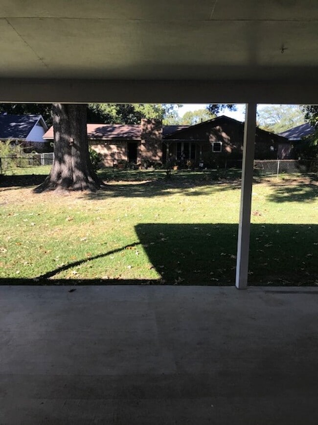Building Photo - 3 bed 2 Bath Brick Home off Park Avenue!