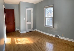 Building Photo - 352 Ferring St