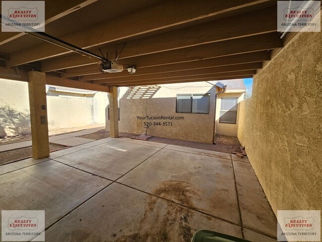 Building Photo - Los Reales & Cardinal area 2/2 with A/C & covered parking