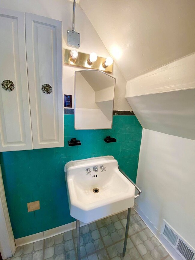 Building Photo - For Rent: Spacious Comfort at Ridgecroft Rd