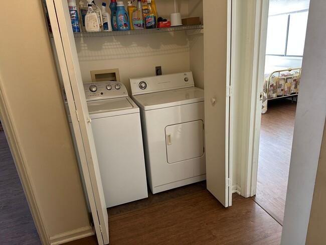 Building Photo - Updated Townhome