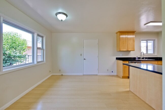 Building Photo - Beautiful Birdland Home on Quiet Cul-de-Sa...