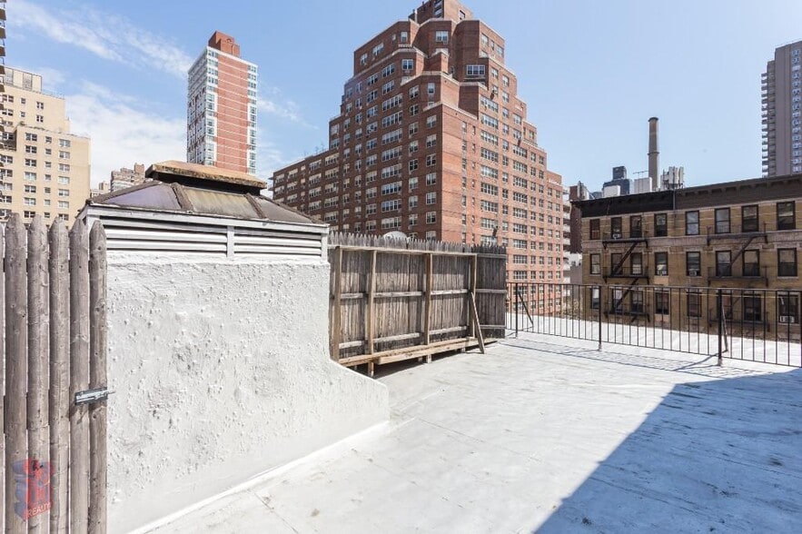 Building Photo - 1373 1st Ave