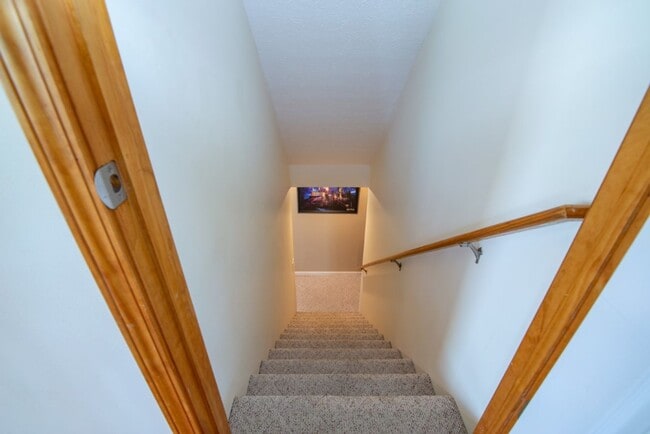 Building Photo - 650 Farmington Dr
