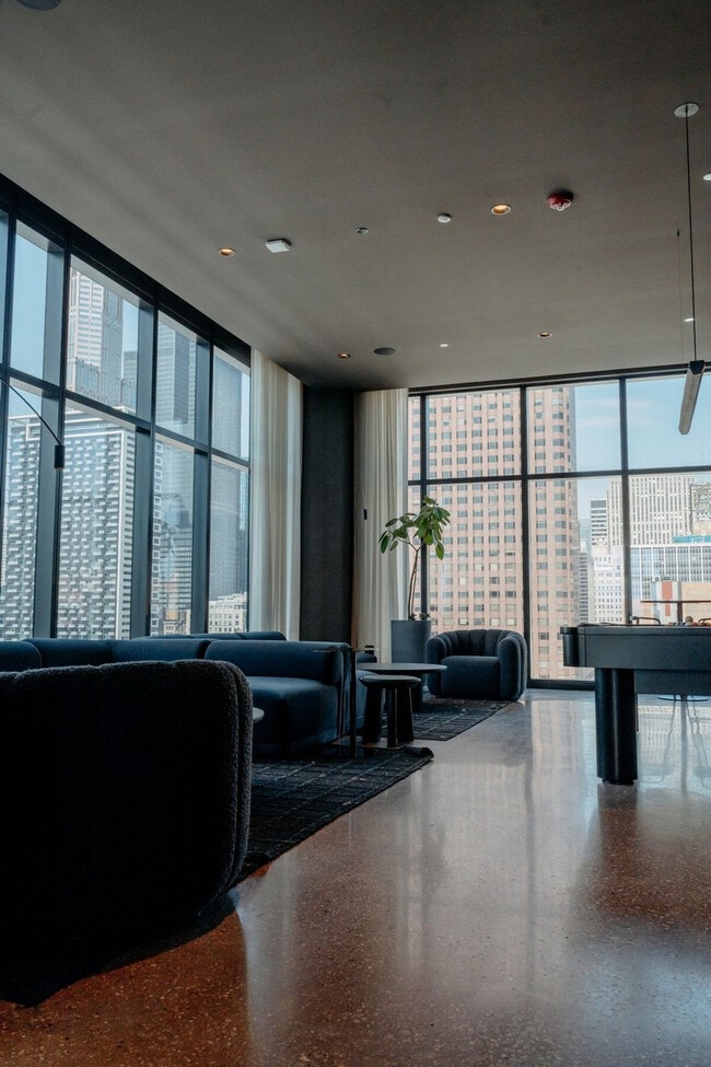 Building Photo - 755 S Clark St