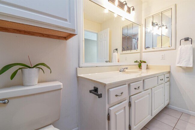 Building Photo - 2011 Spenwick Dr