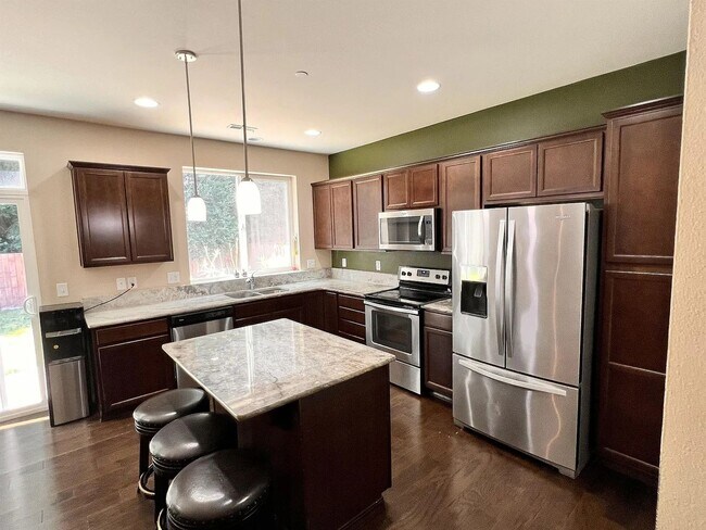 Building Photo - Beautiful Spacious 4bd 2bath Available Oct...