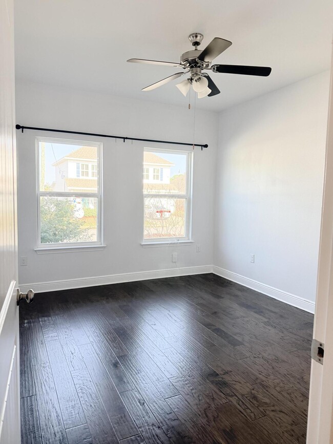 Building Photo - 590 Las Roblas Grande Dr