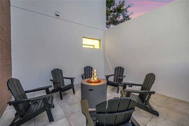 Building Photo - 2065 Goldenrod St