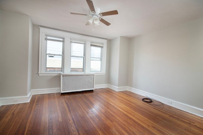 Building Photo - ? ? ? UPDATED 3 BEDROOMS & 1.5 BATH HOME L...