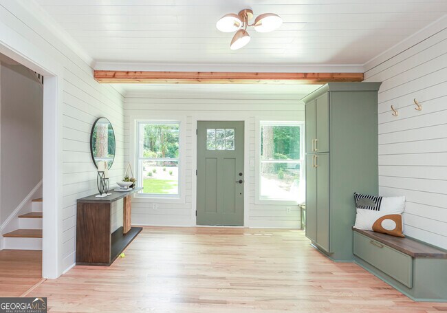 Building Photo - 2908 N Hills Dr NE