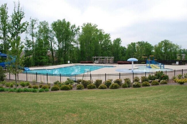 Building Photo - 5720 Weddington Dr