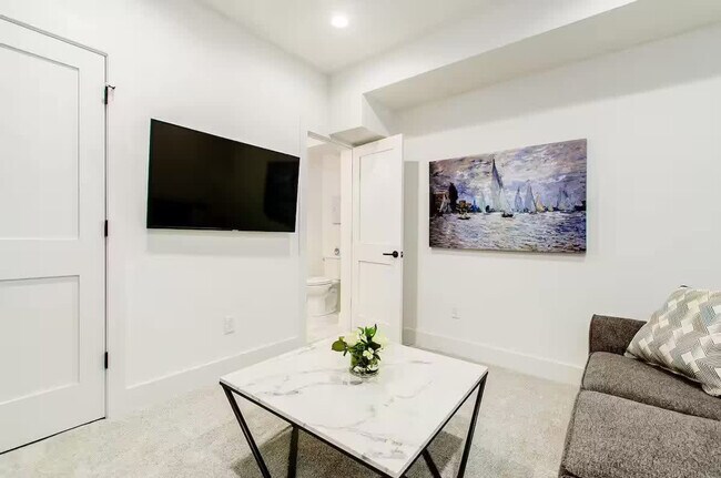 Building Photo - 1142 Hamlet St