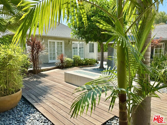 Building Photo - 1153 N Poinsettia Pl
