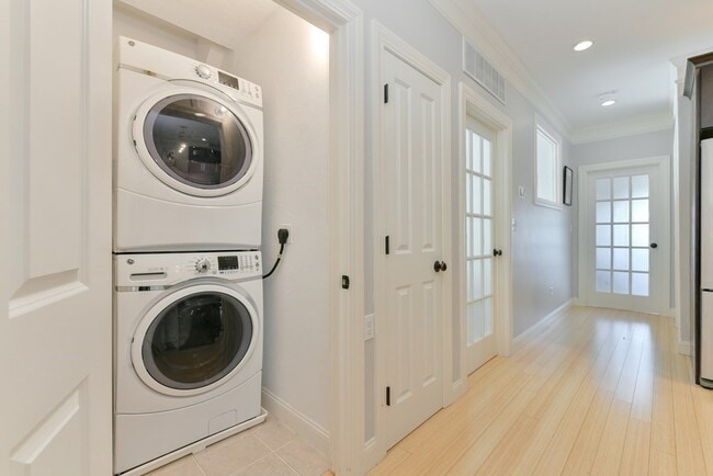 Building Photo - 10 Symmes St