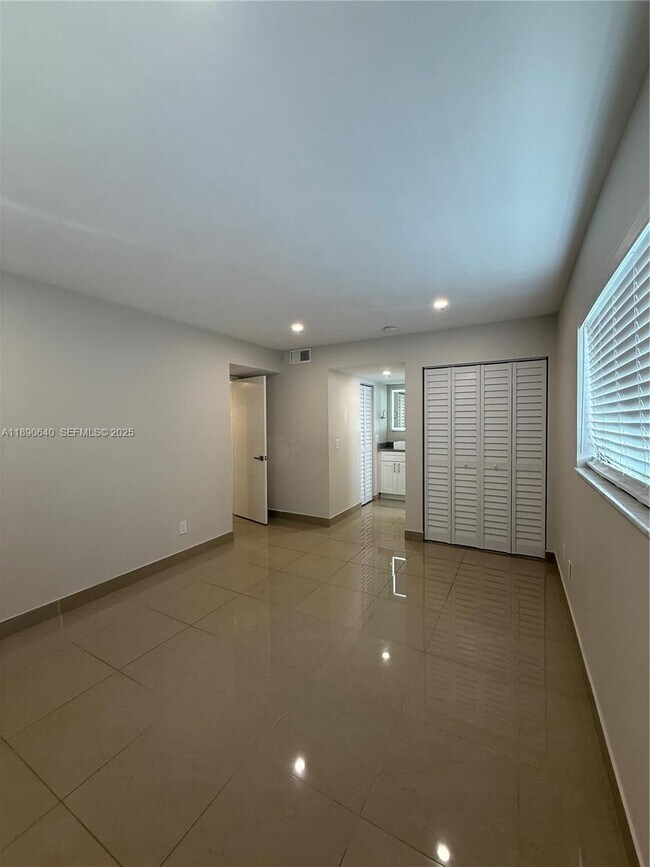 Building Photo - 100 SE 5th Ave