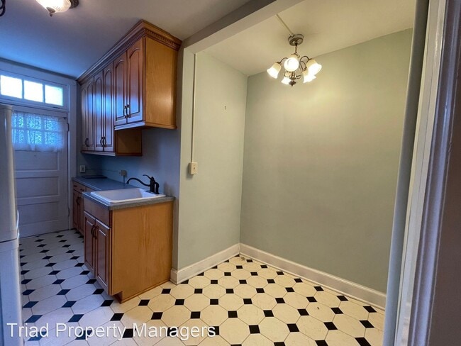 Building Photo - 2 br, 1 bath House - 1013 North Elm St. #C7