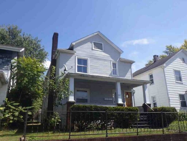 Building Photo - 647 Spruce Ave