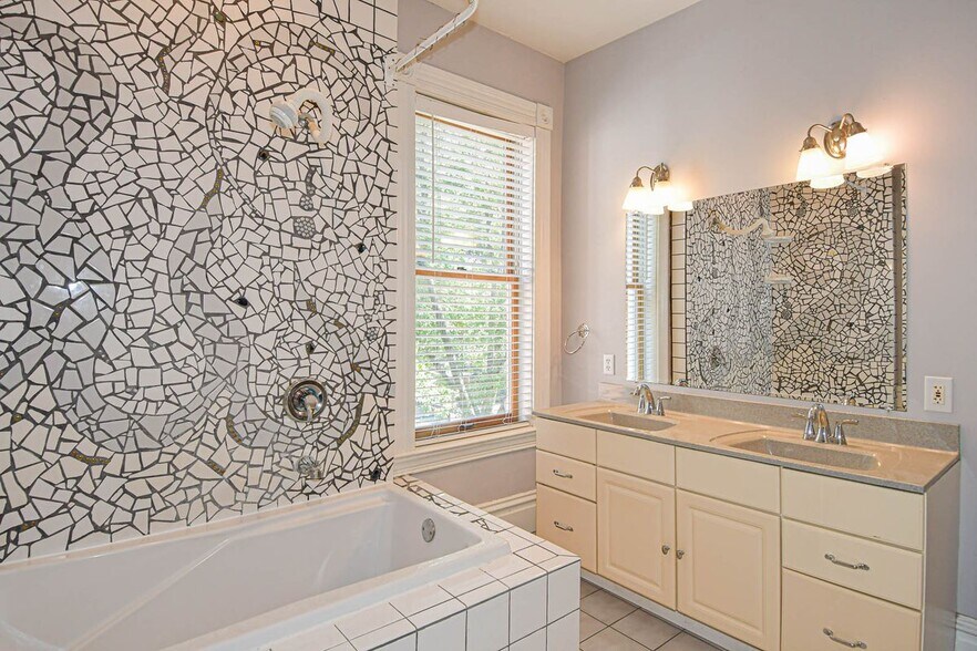 Building Photo - 2322 Virginia Ave