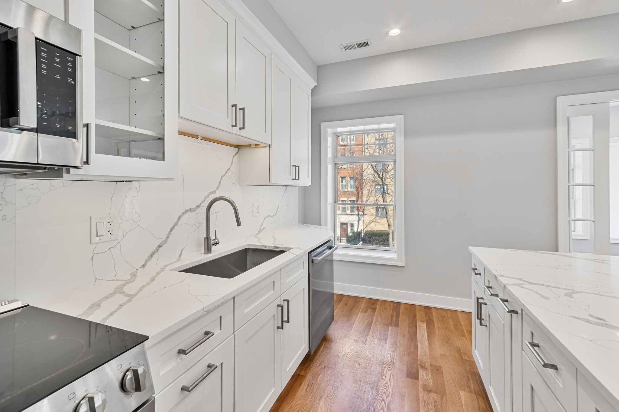 Building Photo - 935 W Winona St