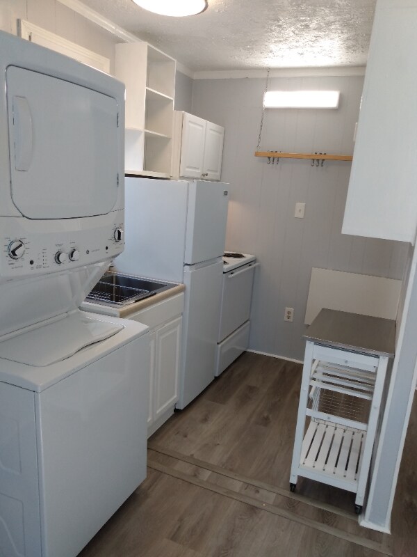 Building Photo - 201 Lake Dr