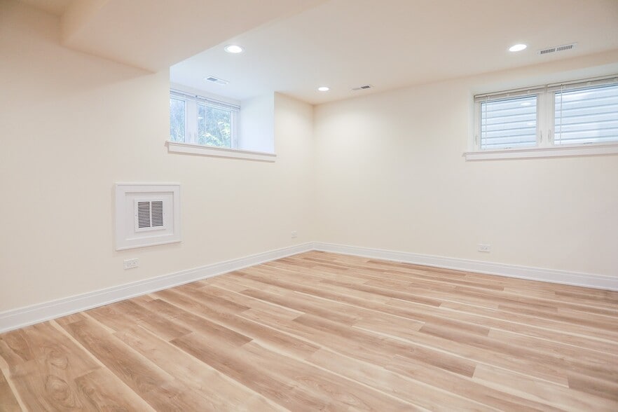 Building Photo - 2342 N Lawndale Ave