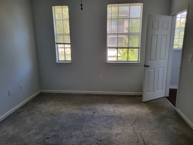 Building Photo - 3 Bedroom Beautiful Condo in Mirabella Com...