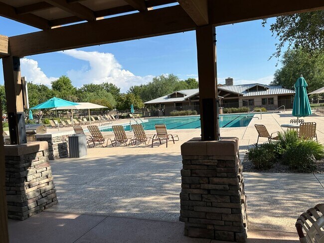 Building Photo - **BEAUTIFUL 3BEDROOM/2BATHROOM HOME LOCATE...