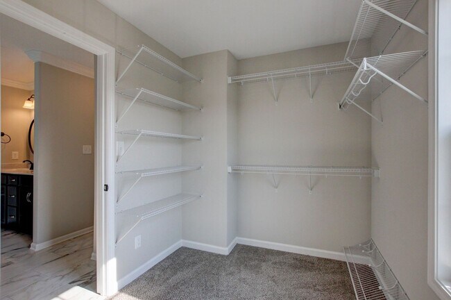 Building Photo - Huge 5 bed 3 ba.  Gorgeous House Near Post...
