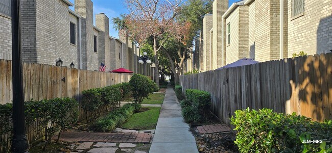 Building Photo - 17471 Red Oak Dr