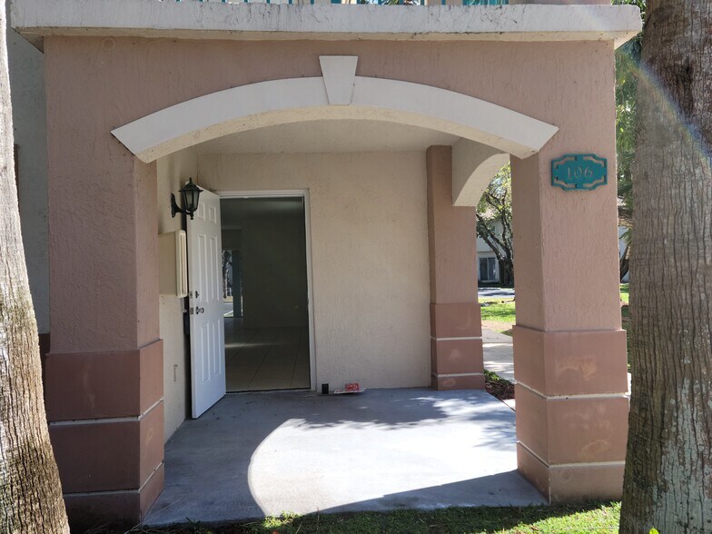 Building Photo - 2921 SE 13th Ave