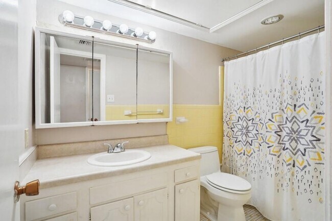 Building Photo - 2732 Whitney Pl