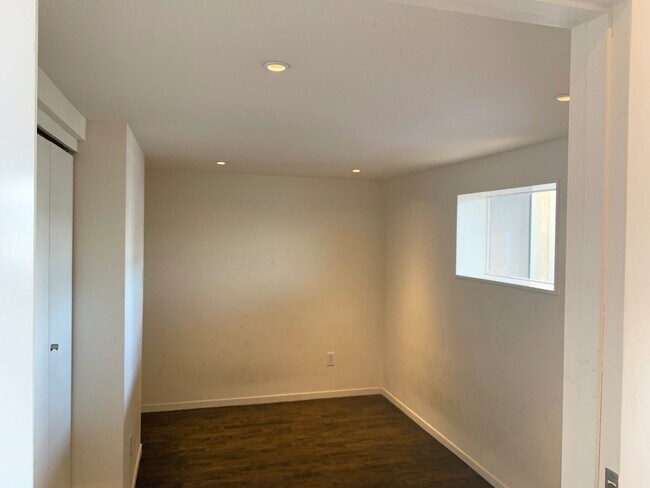 Building Photo - STUNNING LARGE CORNER LIVE/WORK 1 BED+ DEN...