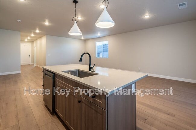 Building Photo - 3915 Razor Dr