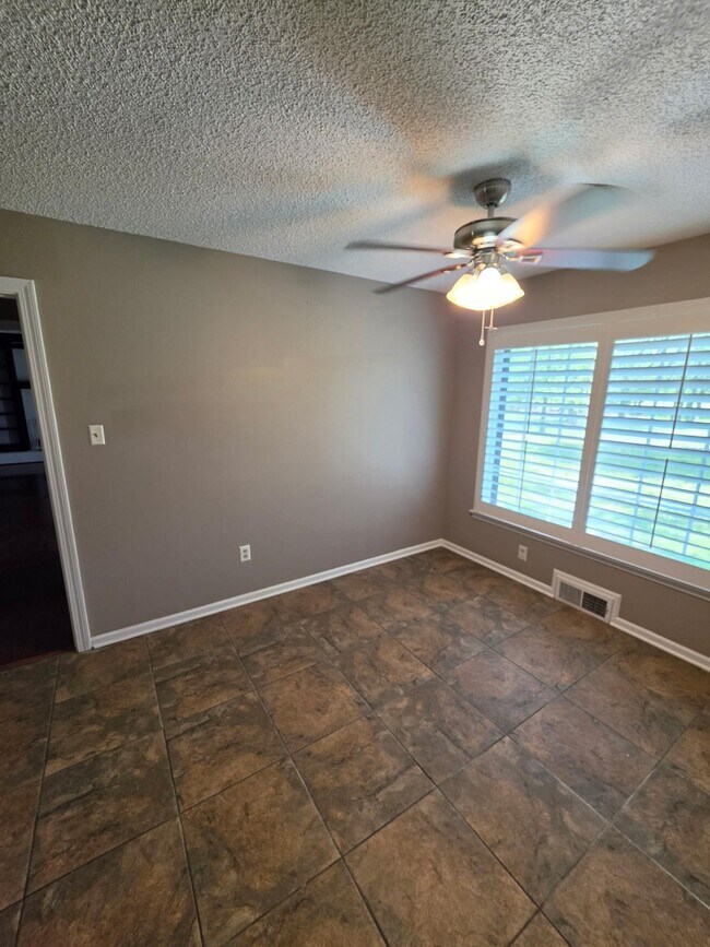 Building Photo - 4580 Shadowlawn Rd