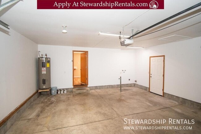 Building Photo - 5051 Forsythia St