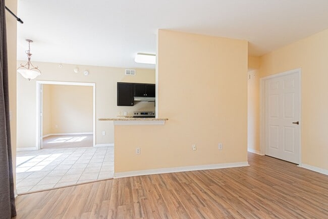 Building Photo - Ground-Level Comfort in North Naples – 2BR...