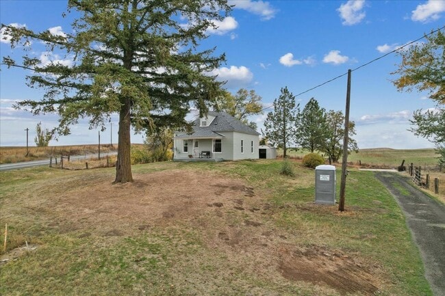 Building Photo - Charming Farmhouse in Fairfield