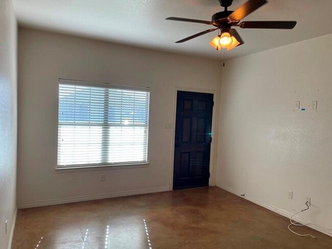 Building Photo - 504 Karey Dr