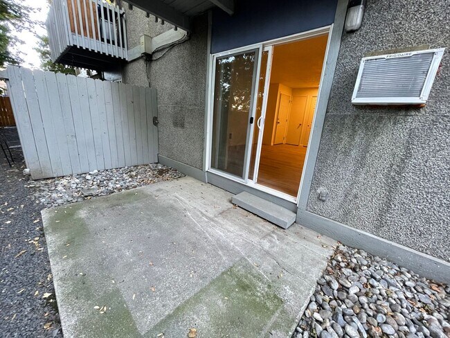 Building Photo - DESIRABLE MILLWOOD NEIGHBORHOOD ON TREE LI...