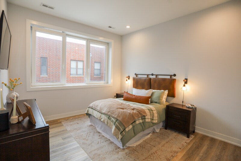 Building Photo - 2402 W Carmen Ave