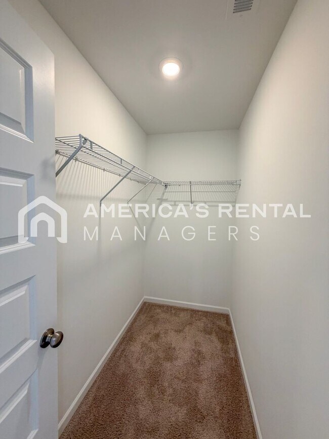 Building Photo - Bright and Spacious Lincoln Townhome for R...