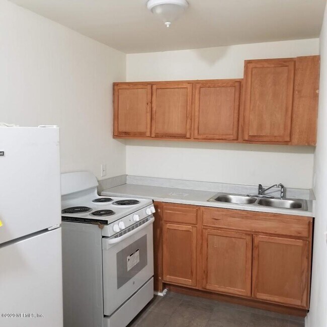 Building Photo - 4651 Ken Knight Dr N