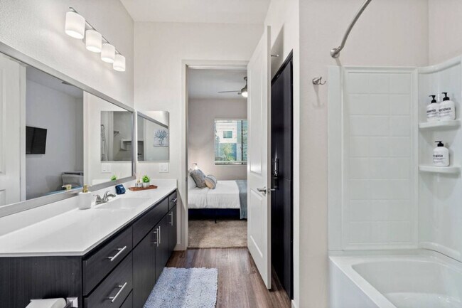 Building Photo - 711 W Broadway Rd