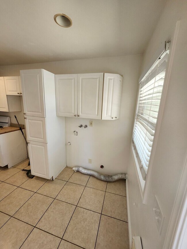 Building Photo - Charming Colonial-Style 2-Bedroom Home in Ontario