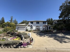 Building Photo - 912 Yosemite Ln